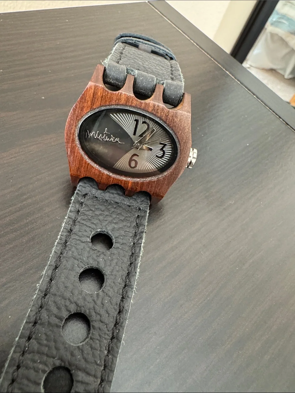 Mistura stylish watch